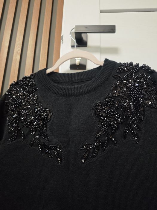 Ефектен пуловер с камъни