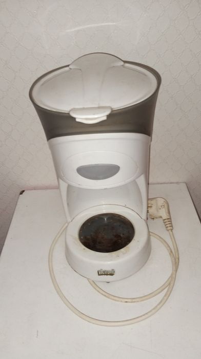 Aparat pentru cafea și ceai cu filtru de hîrtie.