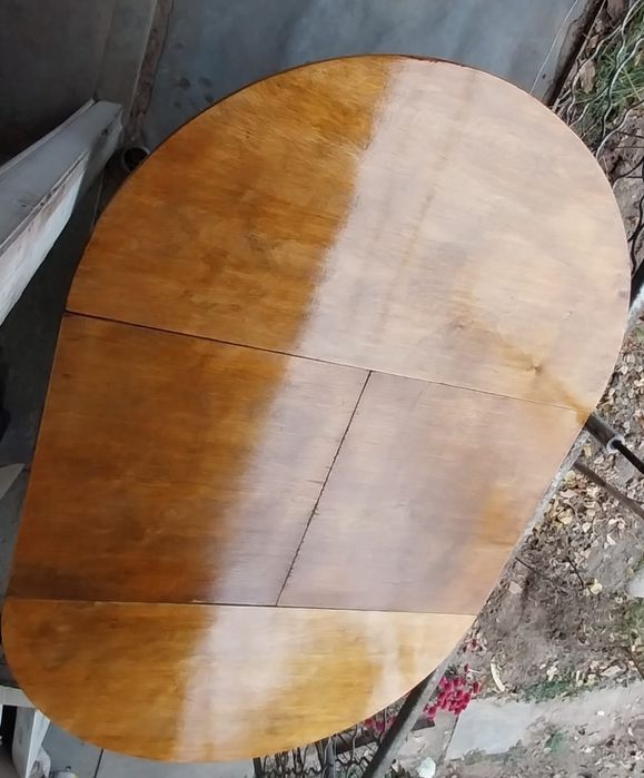 Круглый стол старинный