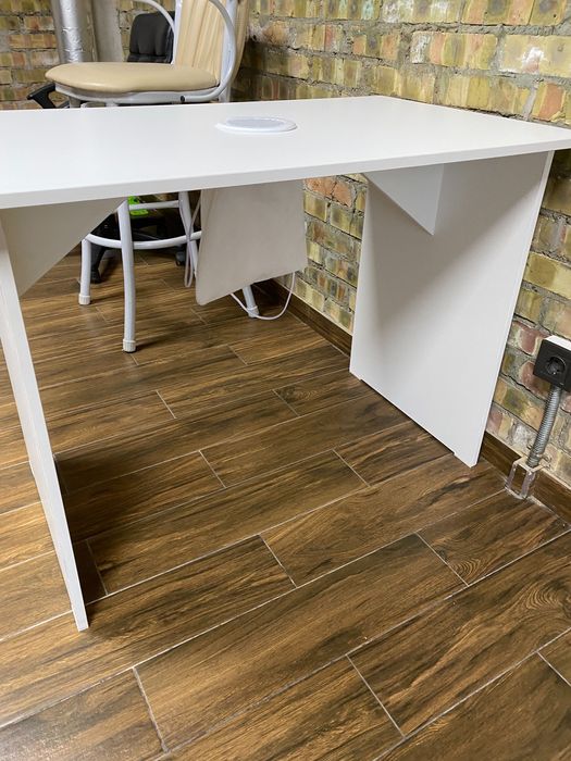 Стол маникюрный с вытяжкой