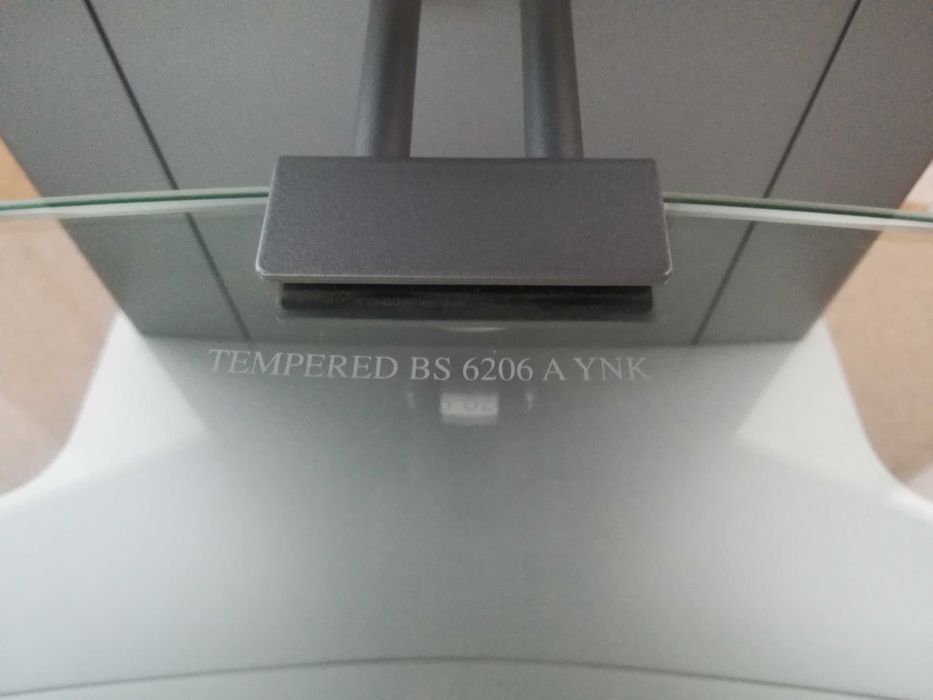 Поставка за телевизор с рафтове