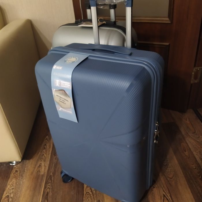 Чемодан средний новый