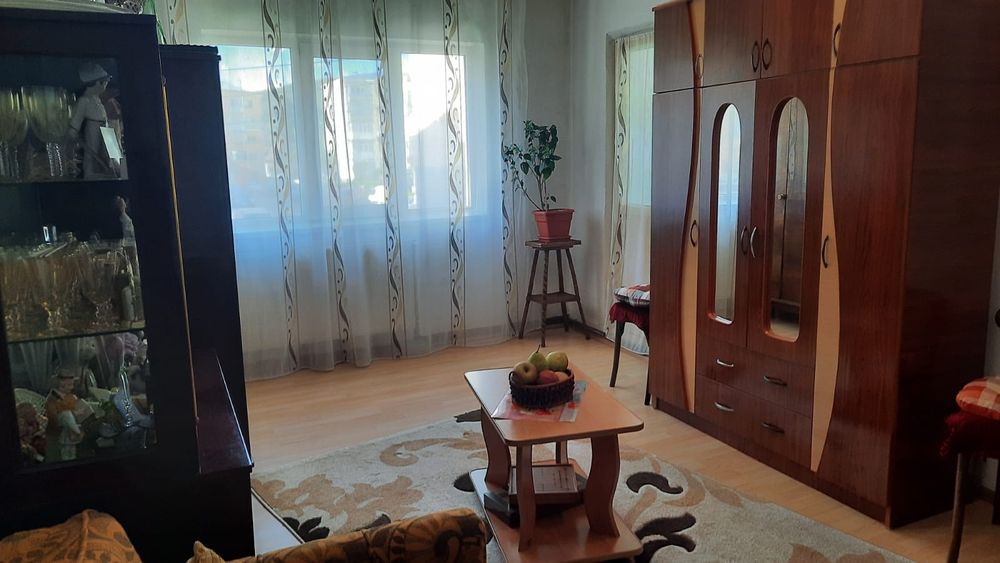 Vând apartament 3 camere decomandat zona Vișoi