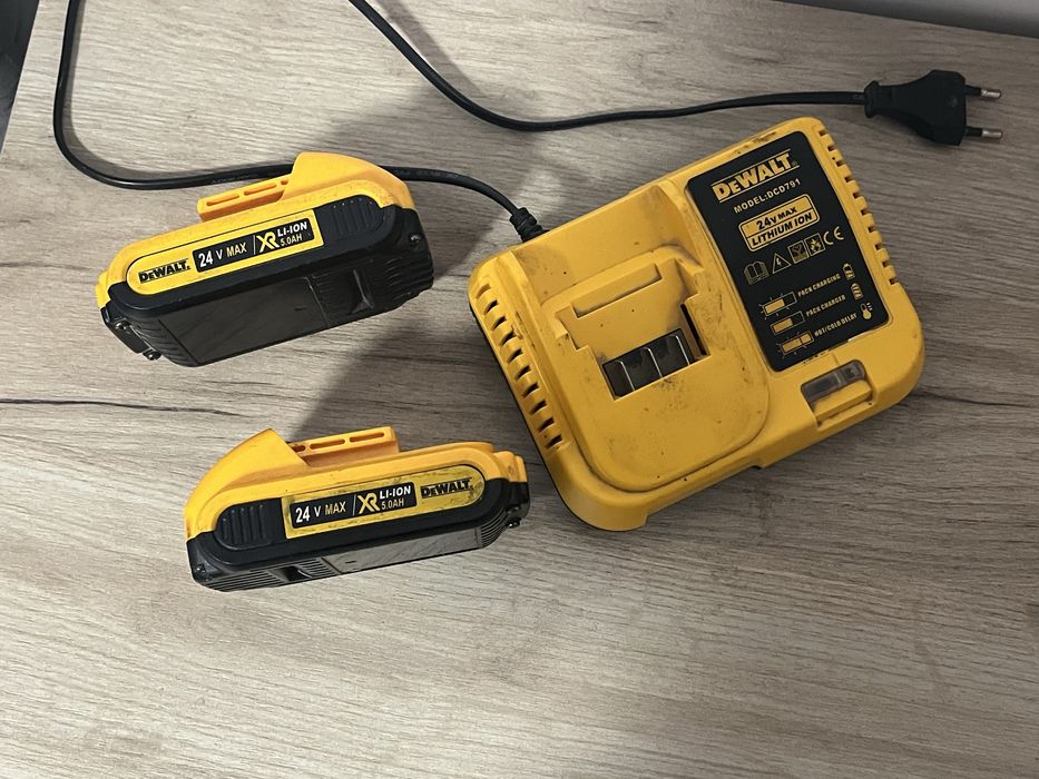 Vand incarcator si 2 baterii dewalt 24v