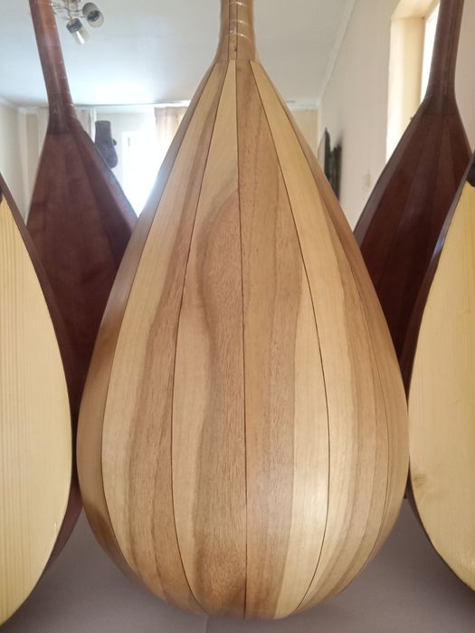 Домбыра сатамын.