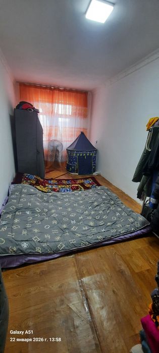 Продается 2х ком квартира в Чирчике 4 мкн 1 этаж не долеко от дороги