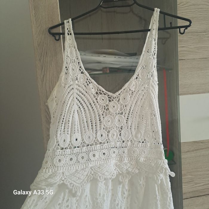 Лятна бяла рокля с плетиво и блуза с паднало рамо