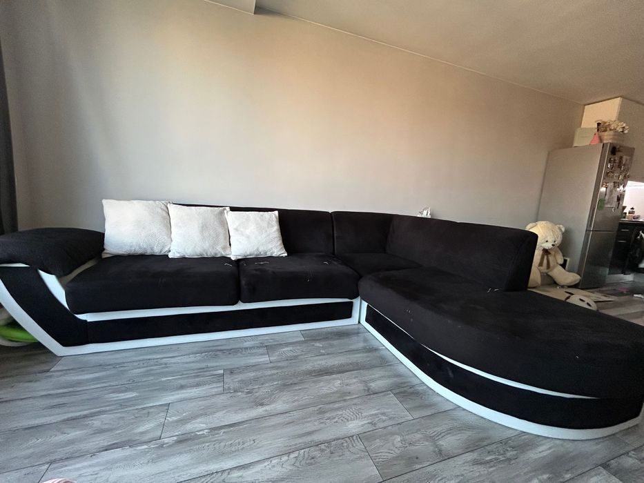 Диван в черно и бяло