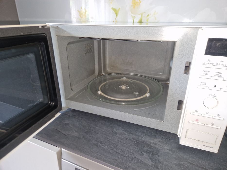 Cuptor cu microunde si grill panasonic