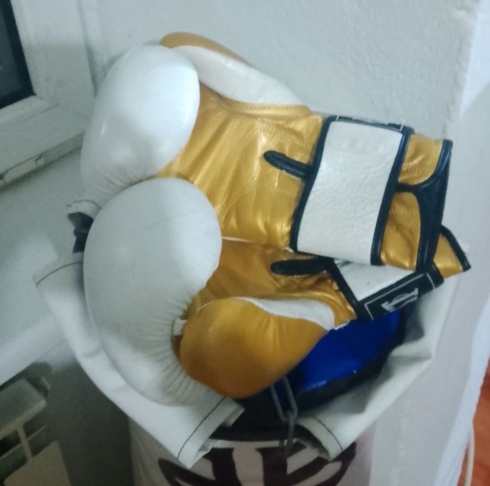 Груша и перчатки