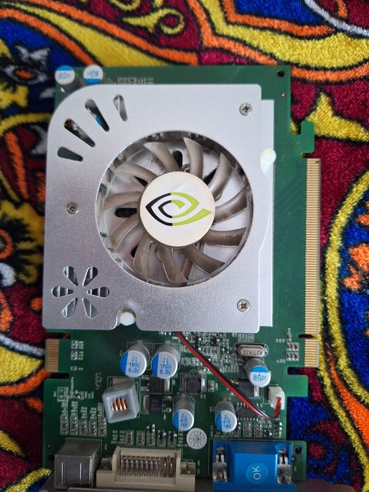 Видеокарта RTX GeForce 8500T и плажки памяти 1 и 1 GB