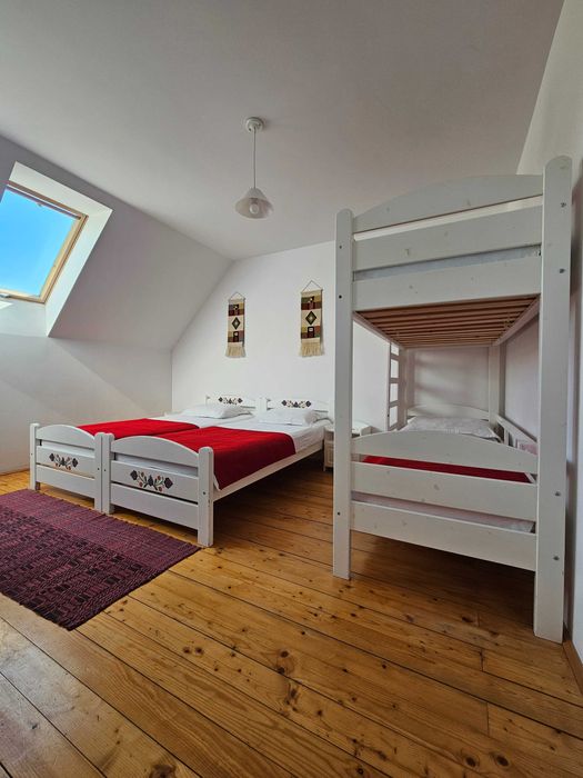 Pensiune cu 6 camere cu băi private, 18 locuri