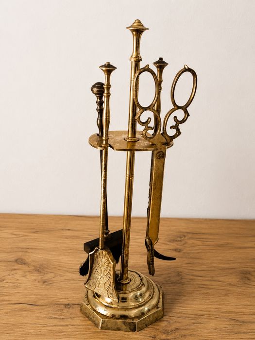Set deosebit de ustensile pentru șemineu din bronz masiv ,piese cu o lucrătură de o foarte mare finețe ,piese masive h 60 cm