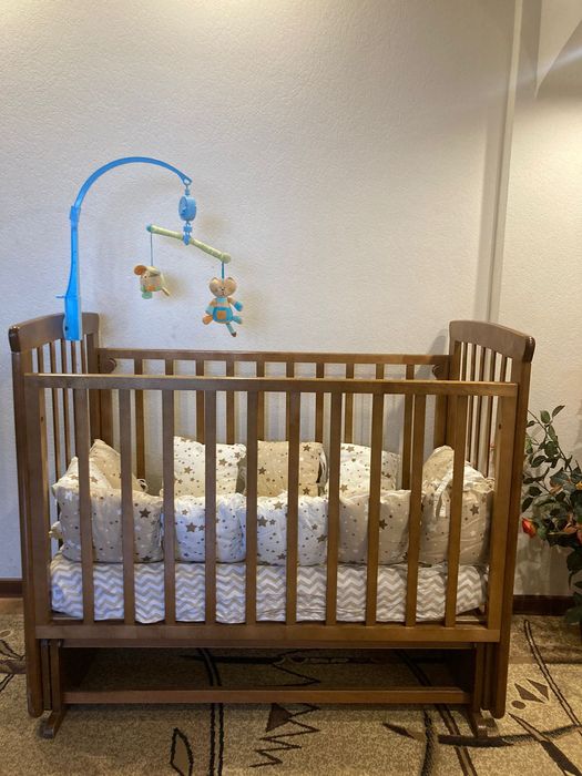 Манеж-кроватка с матрасом и с бортиками.