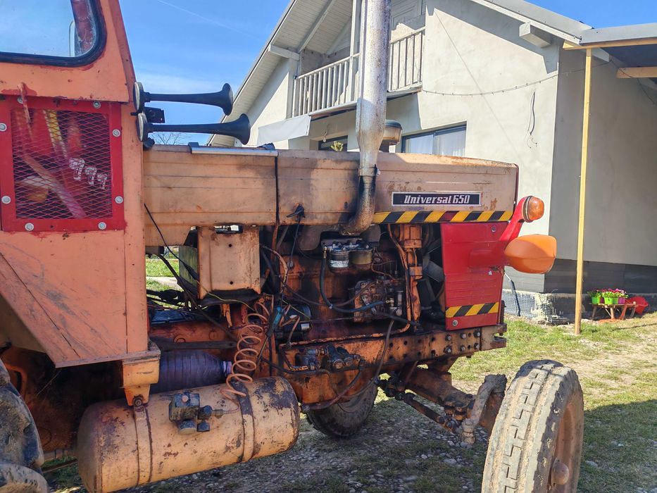 Tractor Universal 650