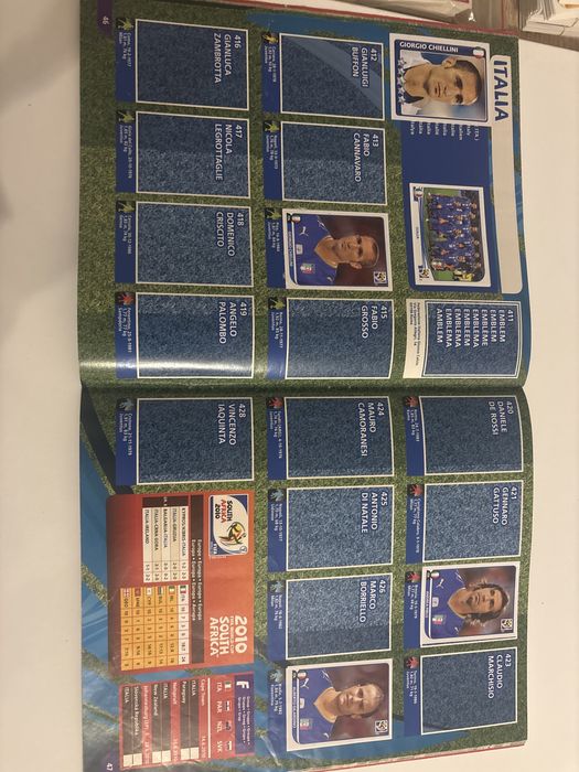 Частично попълнен албум Панини Световно 2010