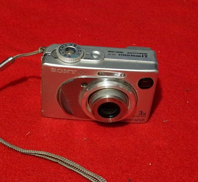 Aparat Photo sony cu defect la obiectiv, nu iese de tot.