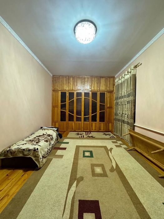 Guliston shaxar ,4 mavzeda joylashgan 10 sotix yer matdoniga ega hovli