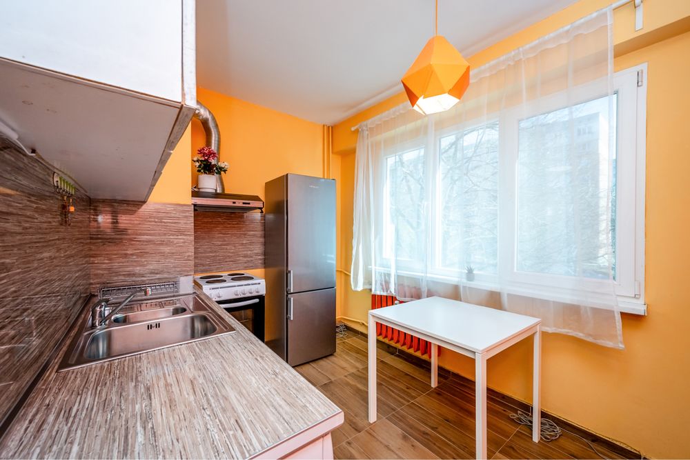 Готова кухня със свободно стоящи уреди