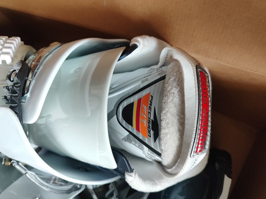 Чисто нови ски обувки