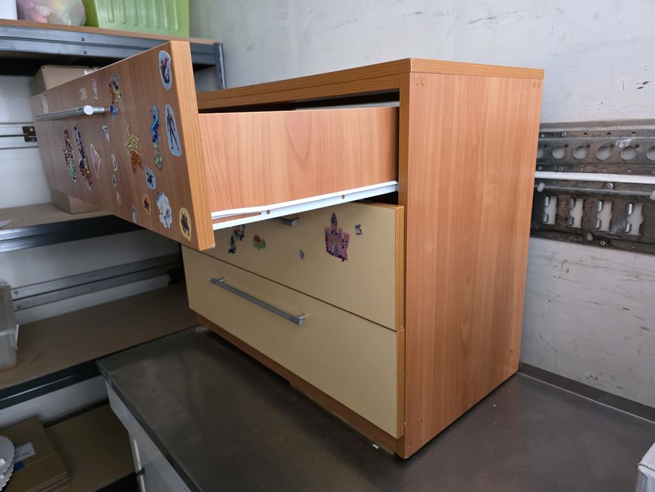Продавам скрин с 3 чекмеджета – запазен