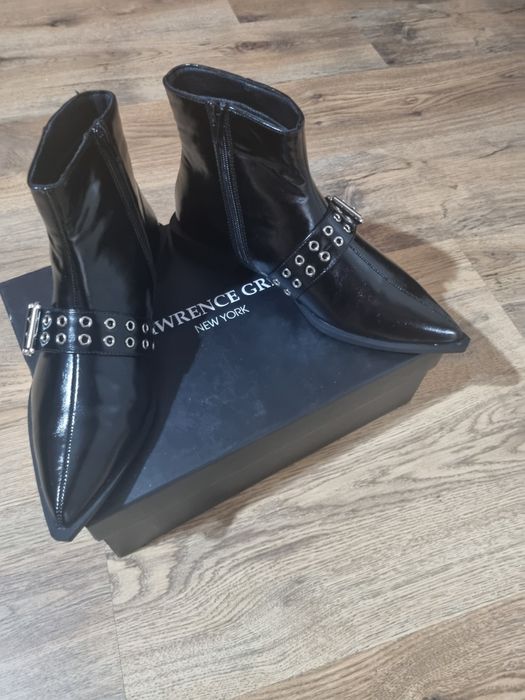 Боти с лаково покритие