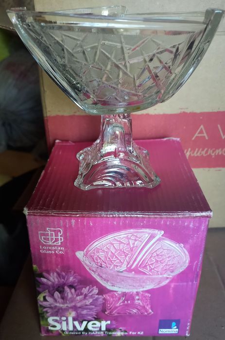 Продаются чайник и посуда разная.