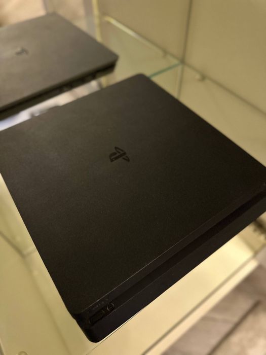 Продам PS4 Slim 1 тб