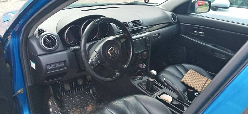 Vând mașina mazda3