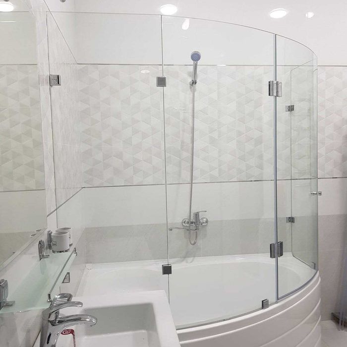 Перегородки из стекла на ванну любых форм и размеров