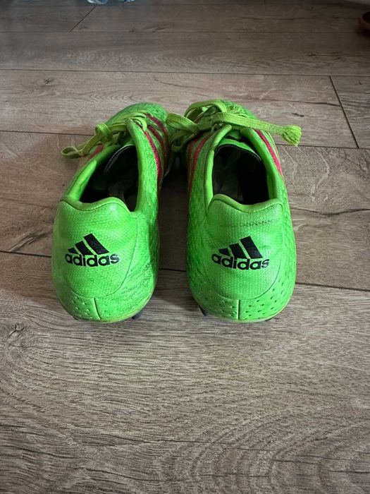 Футболни бутонки адидас