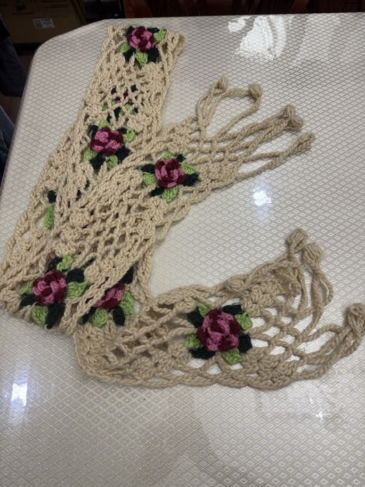 Б/у  женский шарф с цветочками, вязанный ,длинный.