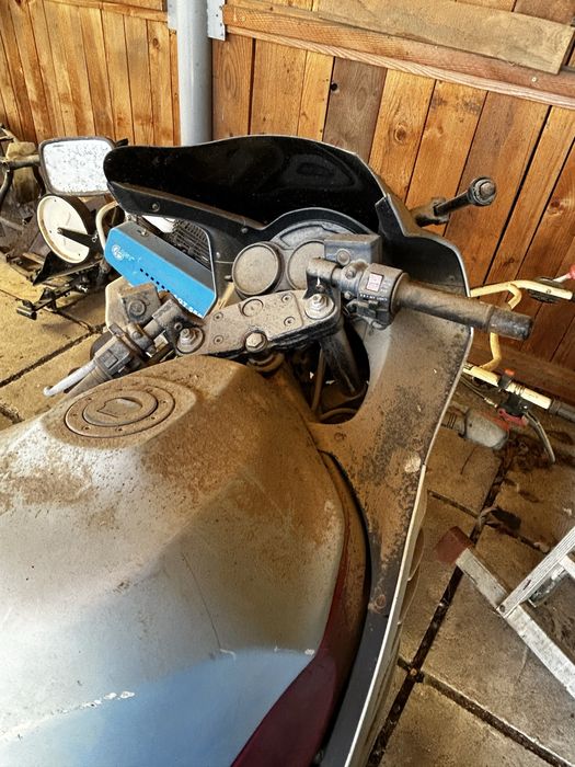 Motocicleta Suzuki RF 900, sare din viteza a doua