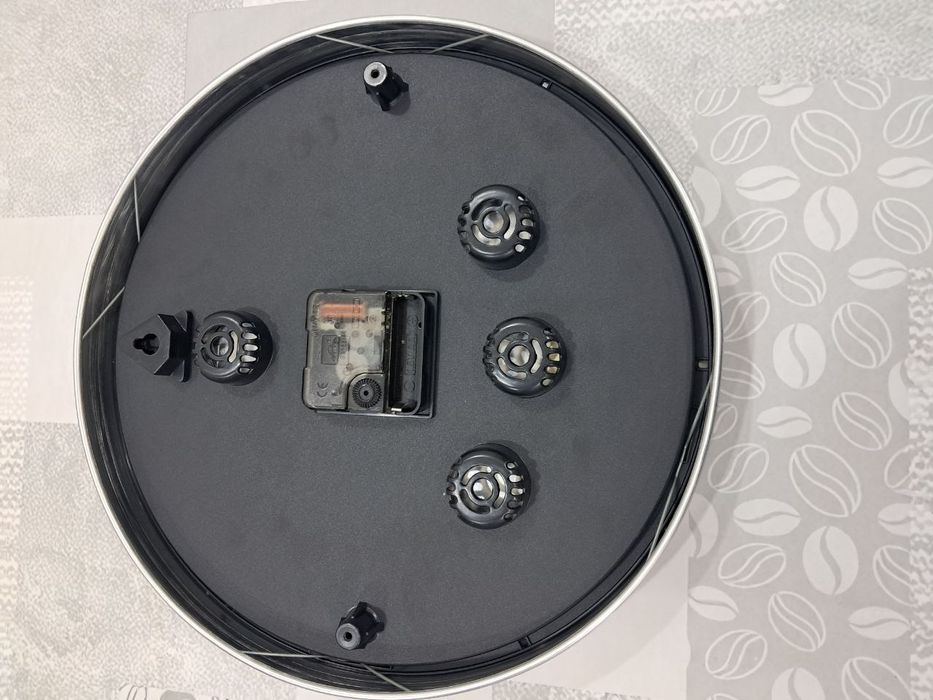 Soat sotiladi devorga ilinadgan