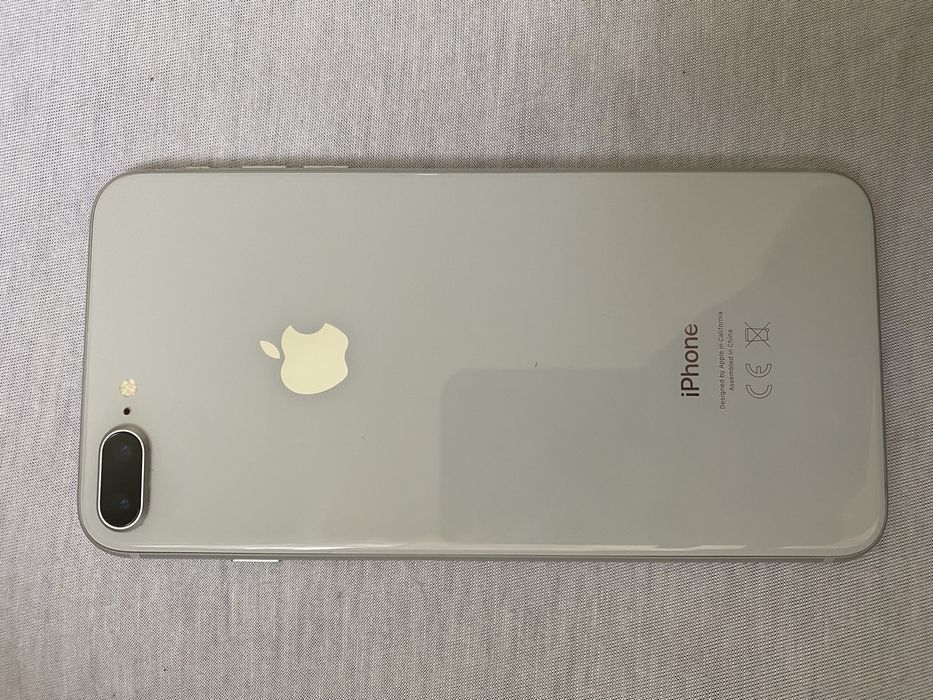 Iphone 8 plus , stare buna , liber de retea , micile fisuri se pot vedea in poza , nu afecteaza cu nimic functionarea !