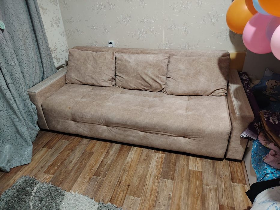 Срочно продам диван, почти новый