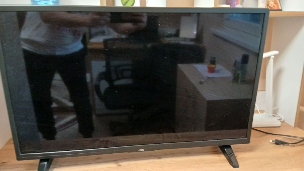 Продавам LCD Телевизор JVC 32"