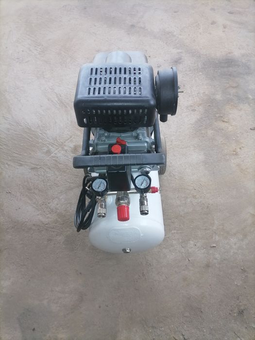 Compresor Aer 24Litri 8 Bari 184 Litri refulat