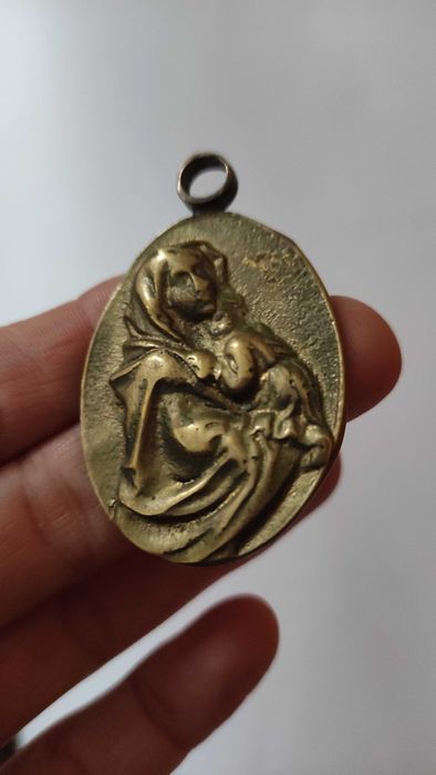 Медальони от благороден метал  по 10 лв.за брой