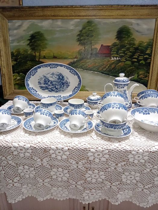 Сервизи за хранене и кафе.