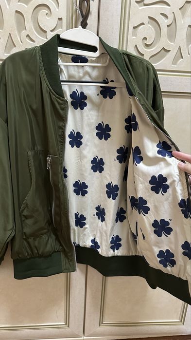 Стильный бомбер атласный