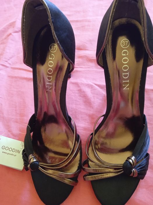 Sandale noi Nr. 37