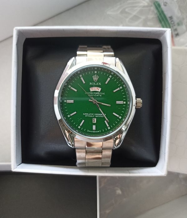 Продам часы новые с коробкой