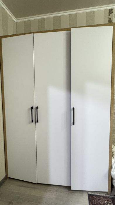 Распашной шкаф для одежды