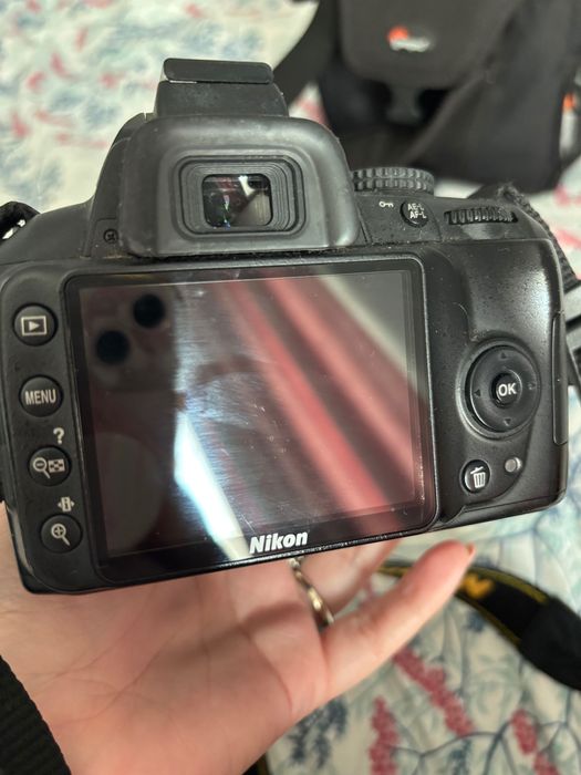 Nikon D3000 + Nikorr 18-55 mm