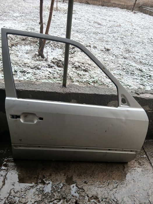 Дверь  правая от мерседес 124 в хорошем состоянии
