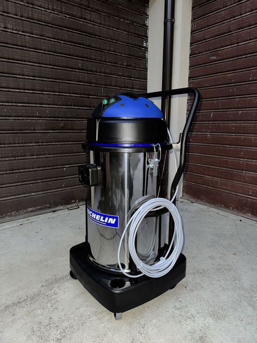 Vând aspirator cu 3 motoare aproape nou