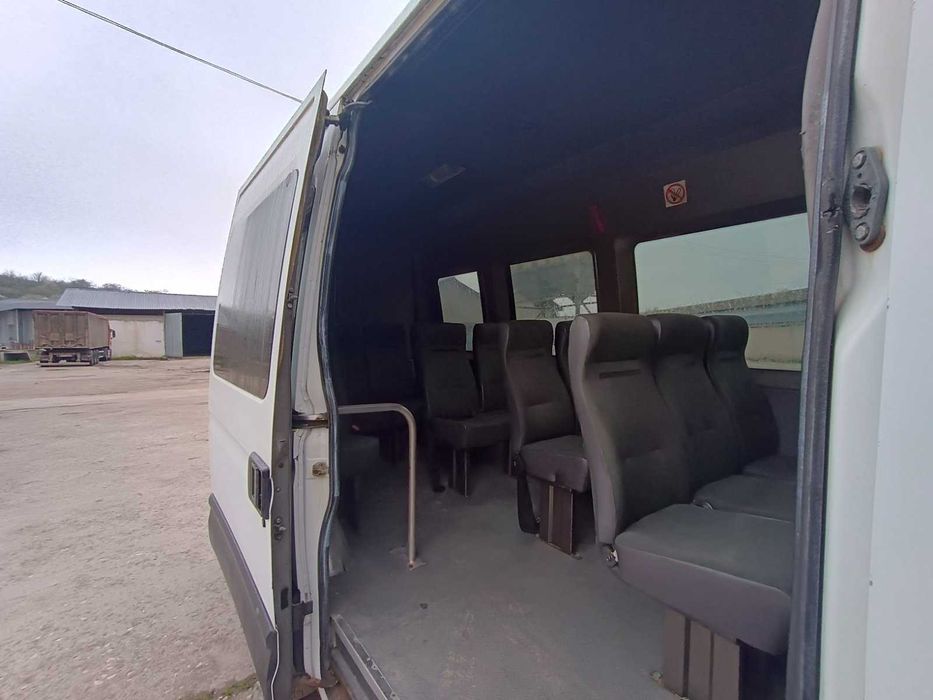 Пътнически бус Iveco 35S12 – отличен за превоз