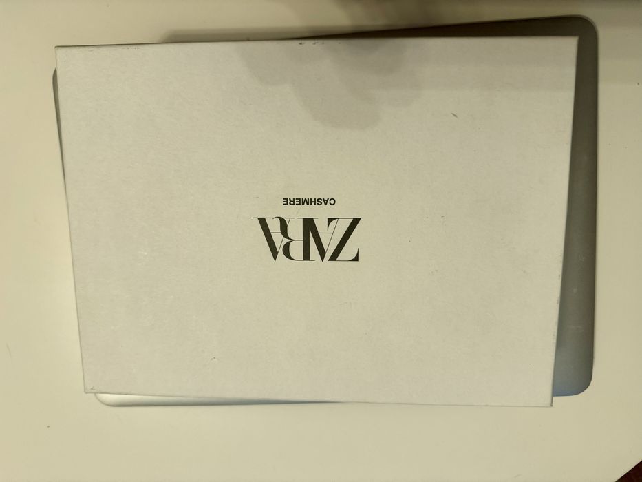 Set de caciula + sosete  din casmir  - nou -  zara