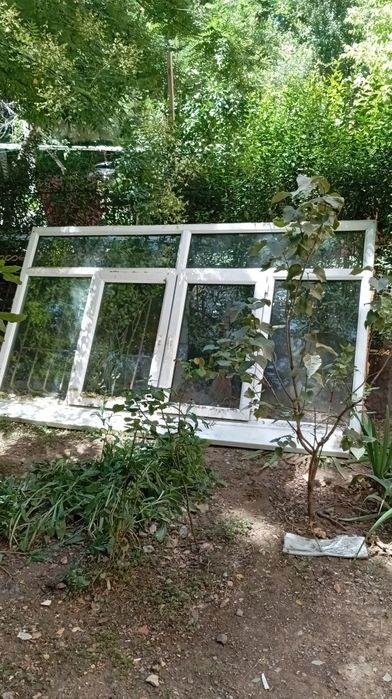 Пластиковое окно с подоконником